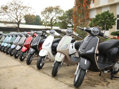 Cách sạc xe máy điện Vespa đúng nhất
